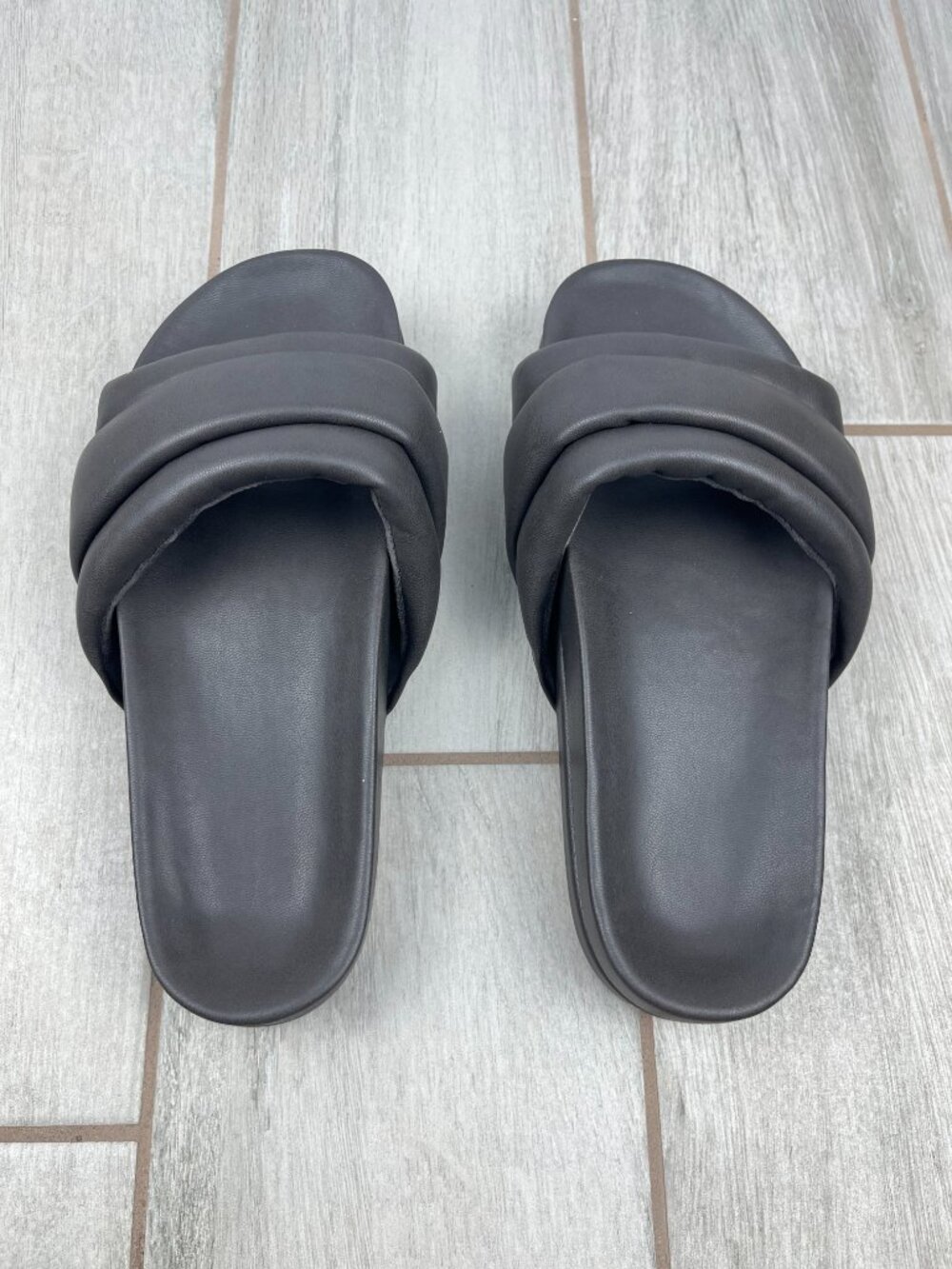 Commbi Softie Slide Sandal Vegan Leather Unisex Faded Black Size 8 - Like New - Picture 4 of 16
